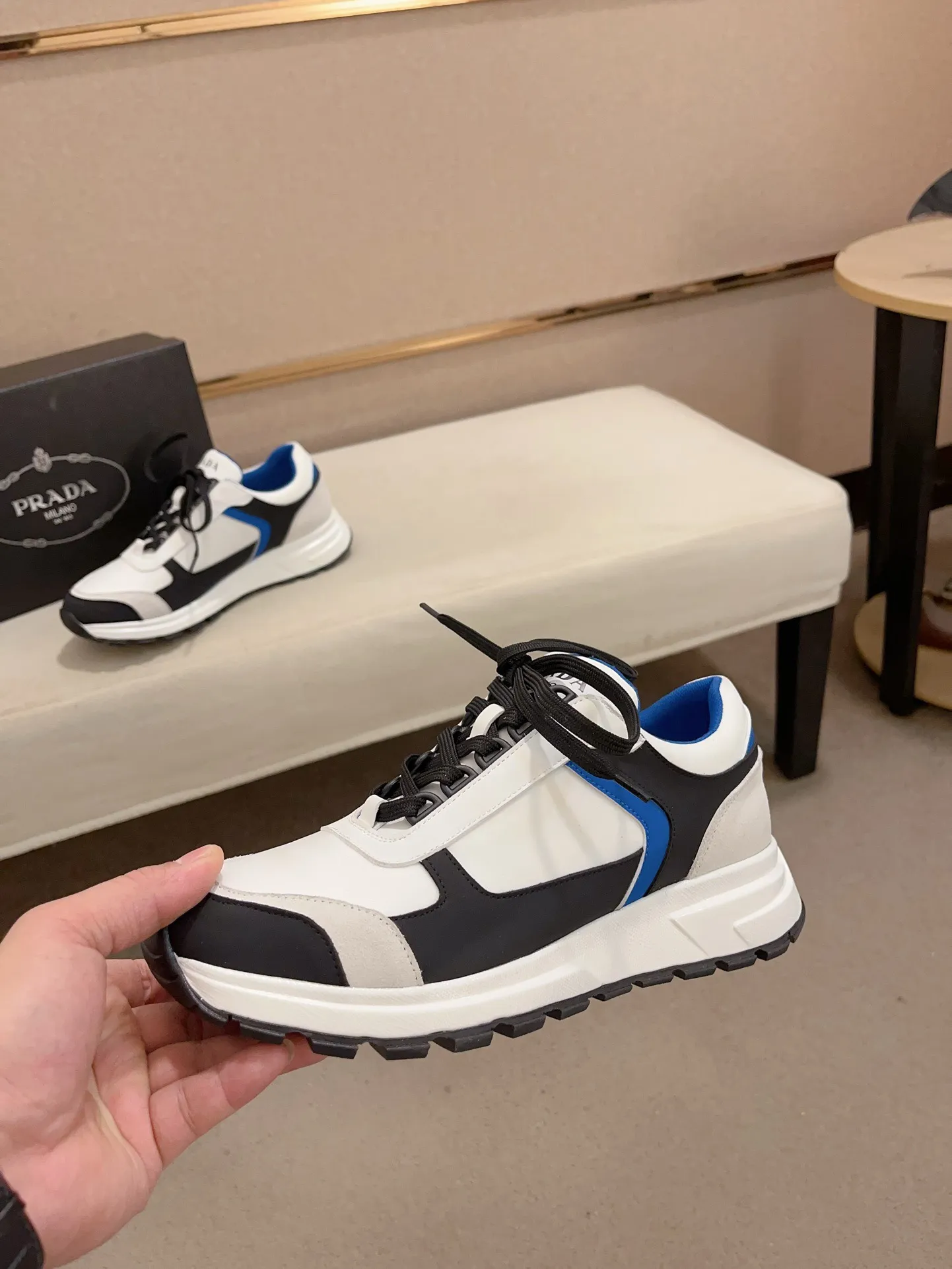 Men's shoes 💰 462💰🇮🇹🇮🇹PRADA (Prada) top 🔍🔍 new models are on sale at the same time at the counter, uppers 🇮🇹 Italian imported first-layer cowhide fabric Fully imported genuine leather lining 💪💪, completely 1⃣️ to 1⃣️ replica 🇮🇹💪💪, ⚠ sole: original sole provided by the original factory, exclusive movable molded foam outsole super comfortable, ⚠ original factory follow-up, 🔍🔍 high quality, you can go in and out of the counter at will, welcome to compare⚠. Code number: 38-44 (45.46 is custom-made and cannot be returned or exchanged)